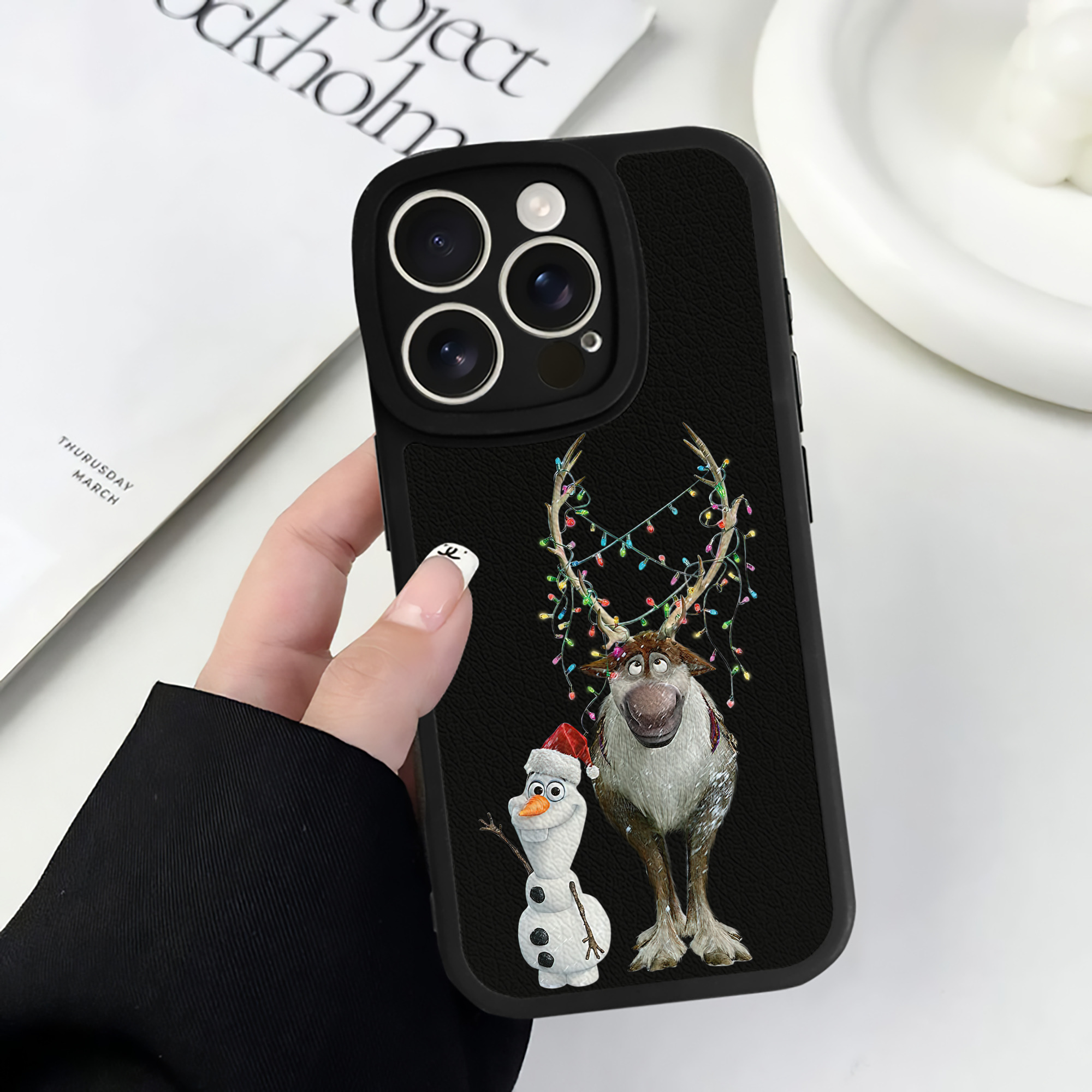 （画像用） アナと雪の女王 アンナ エルサ Frozen Anna Elsa 【iPhone 16シリーズ対応】シリコンスマホケース（レザー調） 材質：シリコン